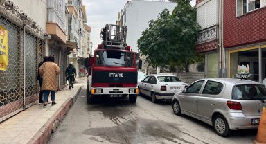 İtfaiye ekibi, sokağa park edilen araçlar yüzünden zorluk yaşadı