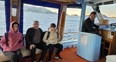 Okula gitmek için tekneyle denizi geçiyorlar
