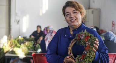 Orman atıklarından oluşan Noel çelenklerinde yoğun mesai