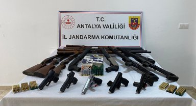 Serik'te ruhsatsız silah operasyonu