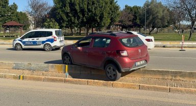 Su kanalında asılı kalan otomobilin sürücüsü yaralandı