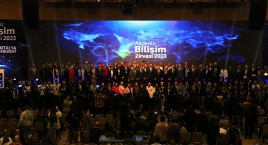 Türk astronot Akdeniz Bilişim Zirvesi'nde