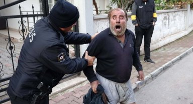 Uykuda yakalandığı yangından, arka odaya kaçarak kurtuldu