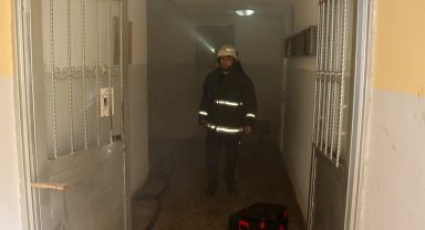 Yangında dairesinde mahsur kalan kadını, itfaiye eri kurtardı