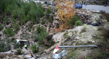 Yoldan çıkan kamyonet 25 metre yuvarlandı: 1 ölü, 1 yaralı