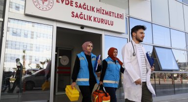 1400 hastaya evde sağlık hizmeti; duygusal anlar da yaşanıyor