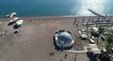 'Denize bir adım' sloganıyla kiralanan sahildeki kaçak yapı kaldırıldı