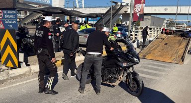 Alkollü sürücünün sıkıştırdığı motosikletli polis, yaralandı