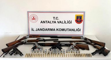 Antalya'da ruhsatsız 5 tabanca ve 5 av tüfeği ele geçirildi