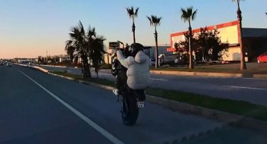 Antalya'da tehlikeli motosiklet sürüşü kameralara yansıdı