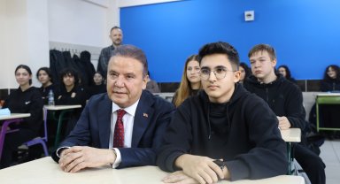 Başkan Böcek, gençliğinde çift sürdüğü bahçede öğrencilerle buluştu