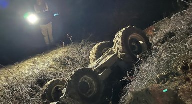 Devrilen traktördeki 2 kardeş öldü