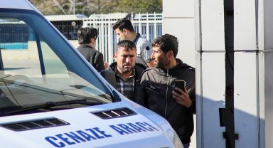 Devrilen traktördeki 2 kardeş öldü