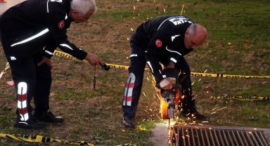 Kanalizasyondan gelen 'çocuk sesi' ihbarı ekipleri, harekete geçirdi