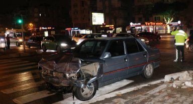 Kavşakta 2 otomobil kafa kafaya çarpıştı