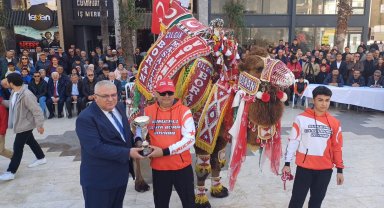 Kumluca'nın en süslü devesi seçildi