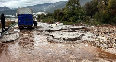 Şiddetli yağmur ve dolu sele neden oldu, yol ulaşıma kapandı