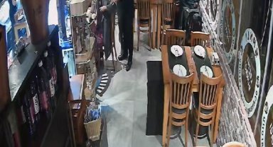 'Heimlich' manevrasıyla turistin hayatını kurtardı