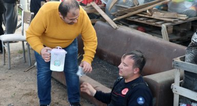 Ambulans gelene kadar yaralı itfaiye erine ayran ve su ikram ettiler