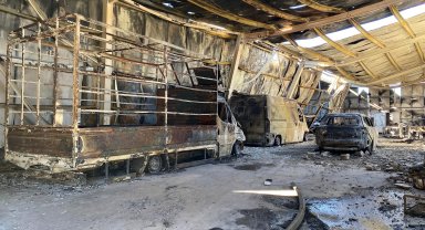 Depoda başlayan yangında milyonlarca liralık ürün ve araçlar yandı
