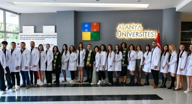 Fizyoterapi ve rehabilitasyon öğrencileri beyaz önlüklerini giydi