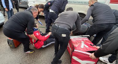 Islak zeminde motosikleti kayan kurye, hafif ticari aracın altında kaldı