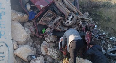 Kaza yaptığı otomobilde sıkıştı, itfaiye kurtardı