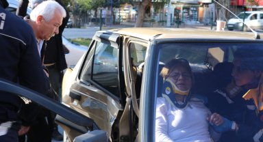 Kazada yaralanan eşinin kurtarılmasını endişeyle izledi