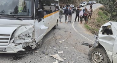 Öğrenci servisiyle kamyonet çarpıştı; 20 öğrenci yaralandı