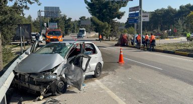 Pikapla otomobil çarpıştı: 3 yaralı