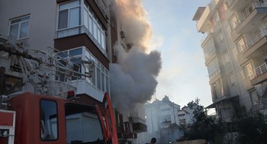 Serik'te ev yangını korkuttu, itfaiye 2 kediyi kurtardı