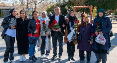 Sevgililer Günü'nde Başkan Kara ve eşi gül dağıttı