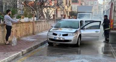 Yanan otomobili hortumla söndürmeye çalıştı
