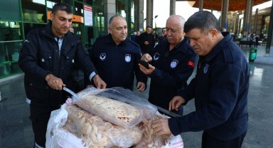 Zabıta otobüsle gönderilen 300 kilo sakatata el koydu