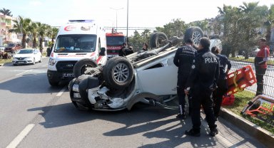 Ağaca çarpıp takla atan aracın sürücüsü yaralandı