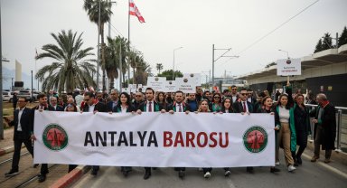 Avukatlardan cübbeleriyle 'Adalet İçin El Ele' yürüyüşü