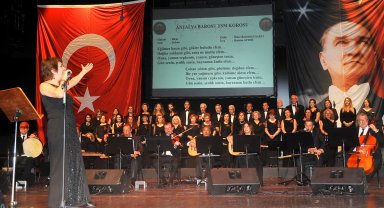 Avukatlardan şarkılı gece