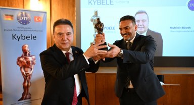 Başkan Böcek'e 'Kybele' ödülü