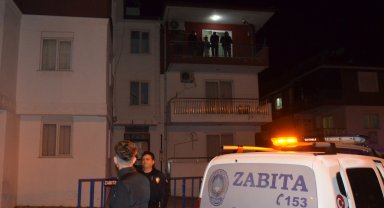 Derin çatlaklar nedeniyle boşaltılan binaya mührü kırıp, yeniden yerleştiler