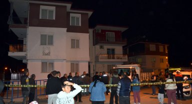 Duvarlarında çatlaklar oluşan 2 katlı bina tahliye edilip, mühürlendi