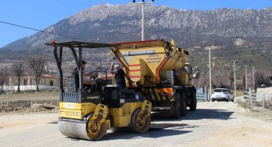 Elmalı'da zarar gören ve yıpranan yollar onarılıyor