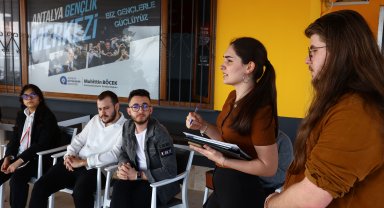 Gençlik Merkezi'nde pratik İngilizce konuşma etkinliği