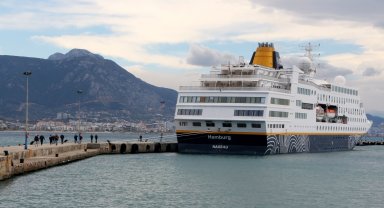 Hava muhalefetinden Antalya'ya yanaşamayınca Alanya'ya demirledi