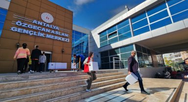 Hayırseverlerden gelen gıda kolileri ihtiyaç sahipleriyle buluşturuldu