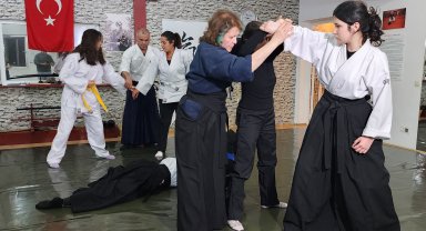 Hemcinslerine aikido öğretiyor