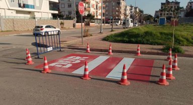 Konyaaltı'nda yol ve okul çizgisi yenileniyor