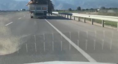 Tahta ve tomruklar yola saçıldı; şoför aldırmadan devam etti