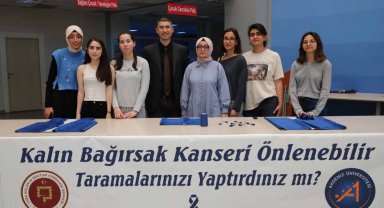 Tıp fakültesi öğrencilerinden kolon kanserine karşı farkındalık etkinliği