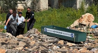 Vatandaşlar boş arazide ölen kadını polise bildirdi