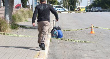 Yol kenarına bırakılan valiz ve çantadan kıyafet çıktı